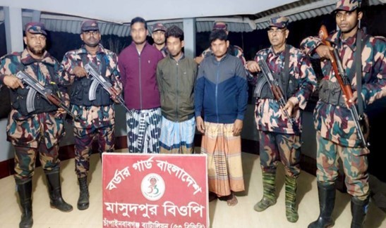 ভারতীয় দুই গরু চোরাকারবারি আটক